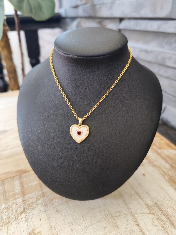 Producto - Collar corazón blanco. Acero dorado.