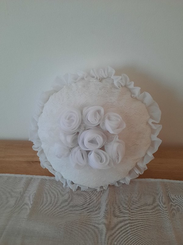 Producto - Almohadón rositas blancas
