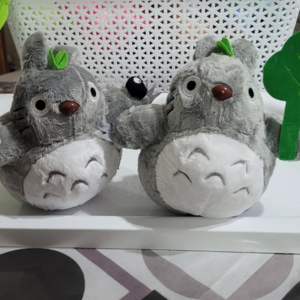Producto - Totoro peluche con hojita y avellana 20cm