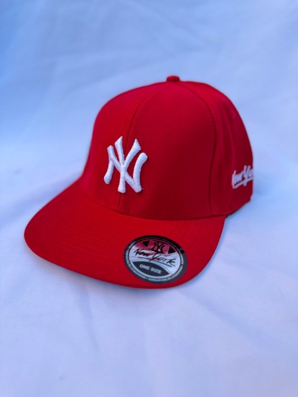 Producto - GORRA CERRADA NY ROJA CON LOGO BLANCO