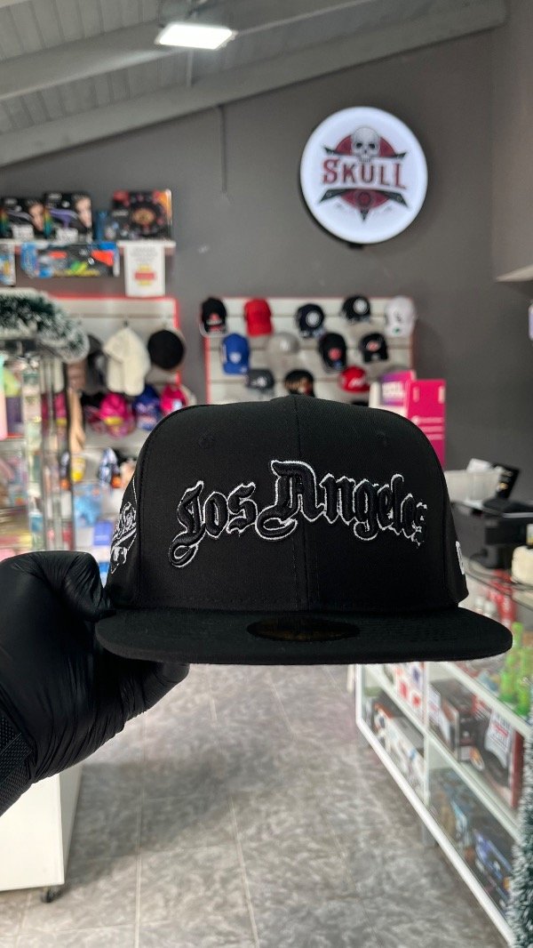 Producto - CAP CERRADA NEGRA LOS ANGELES 58.7cm - 0