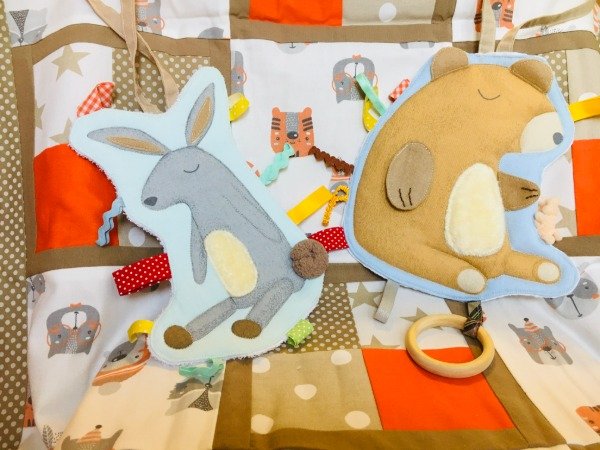 Producto - Set Bebés - Manta y Juguetes Estimulación "QUÉ DIVERTIDO"