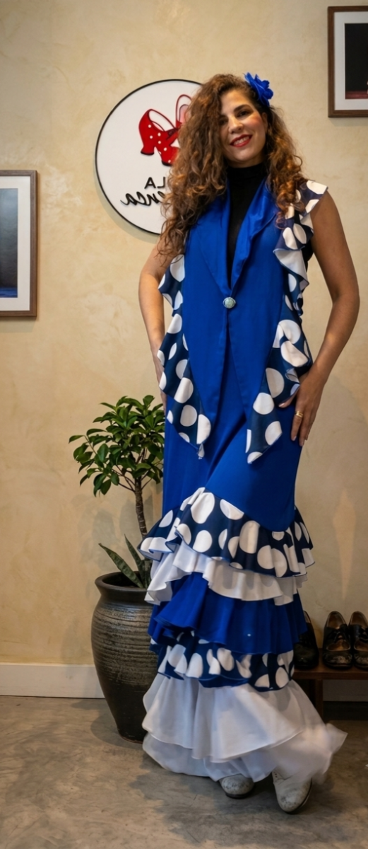 Producto - MANTONCILLO AZUL CON VOLADO A LUNARES