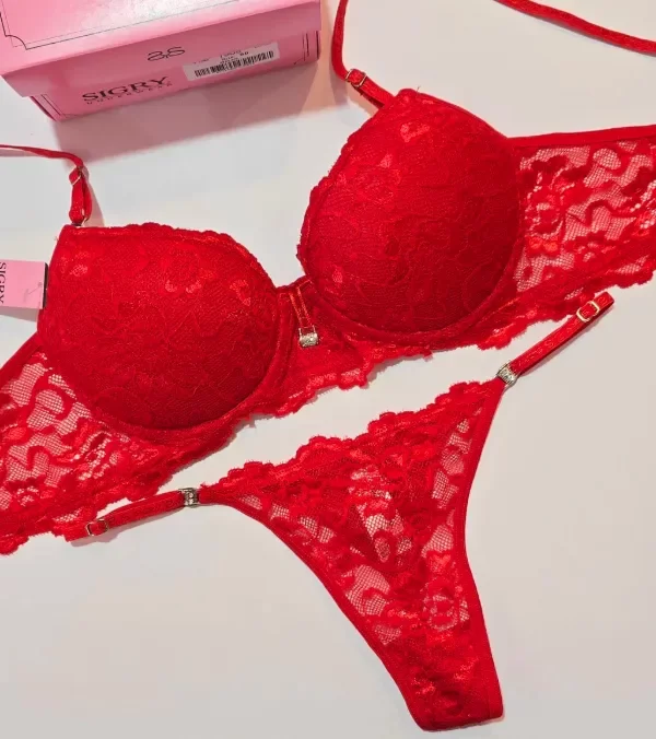 Producto - Conjunto de puntilla con dije strass. Corpiño push up soft. Tangaless regulable.