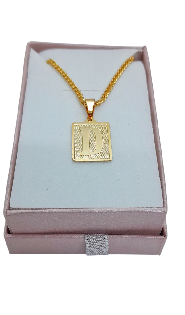 Producto - Inicial dorada D, con relieve