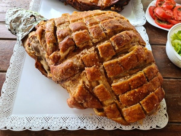 Producto - PATA DE CERDO 250 panes y 6 salsas rinde 40/50 personas