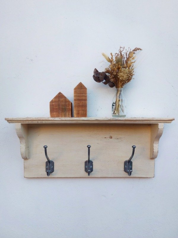 Producto - Perchero clásico color manteca con estante y ganchos dobles metálicos