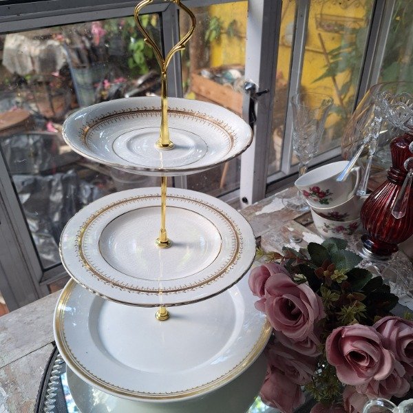 Producto - Masitero de tres niveles blanco y dorado