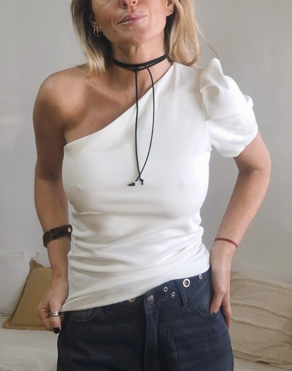 Producto - Remera un hombro blanco