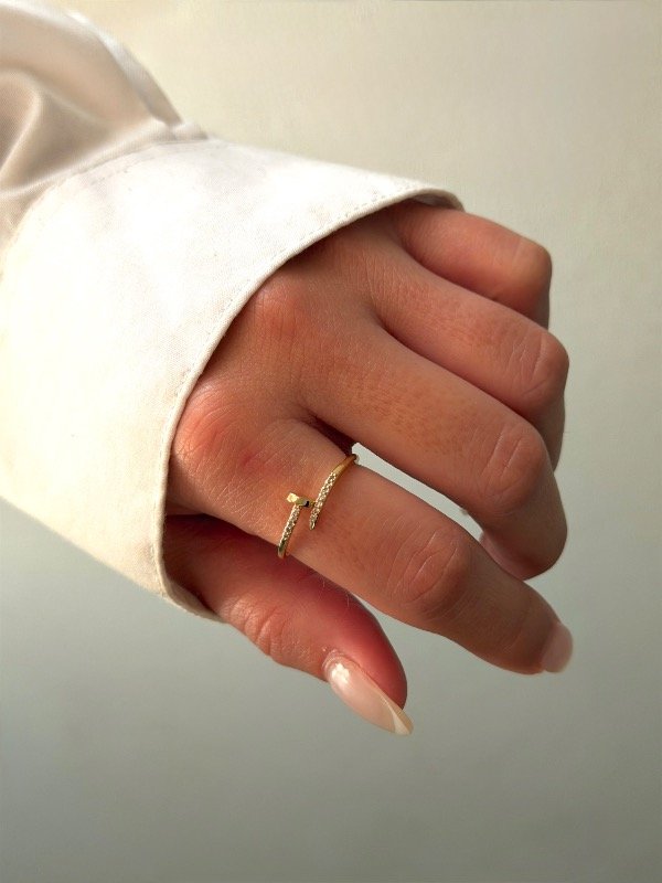 Producto - Anillo dorado clavo cubic fino