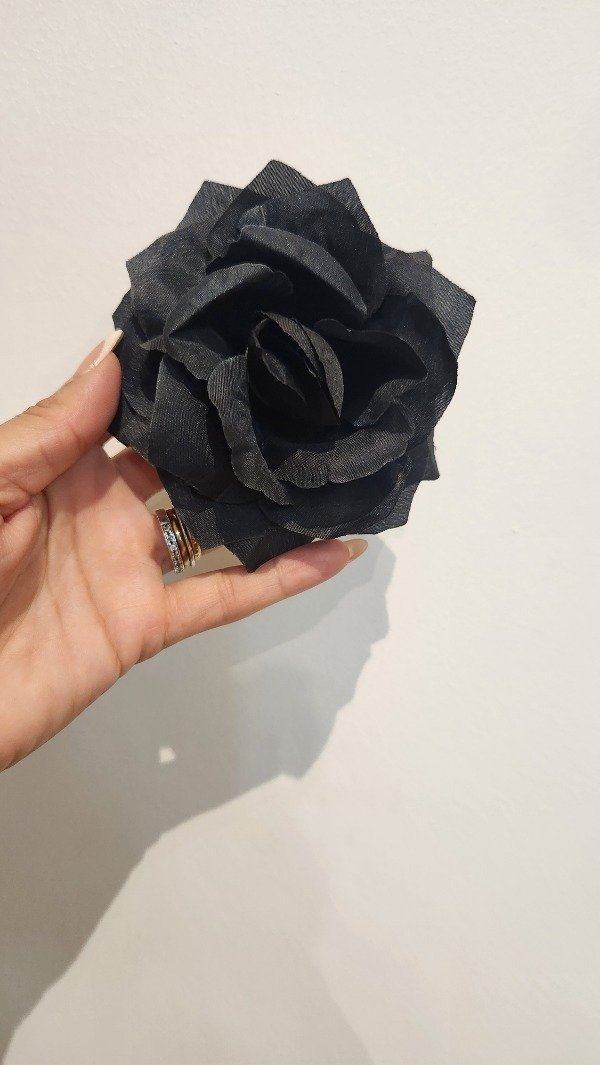 Producto - FLOR DE TELA NEGRA CON HEBILLA tela