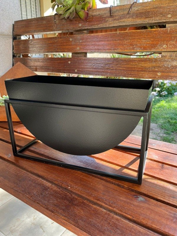 Producto - Macetero medialuna con base