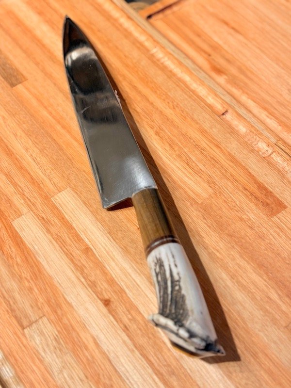 Producto - Cuchillo acero inoxidable y asta de ciervo personalizado CON ROSETA