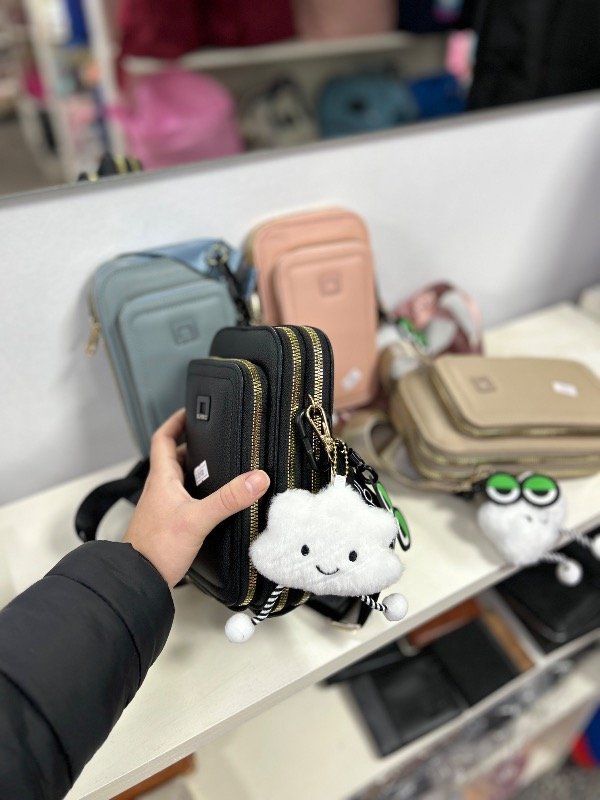 Producto - Cartera bandolera porta celular con llavero nube - 1