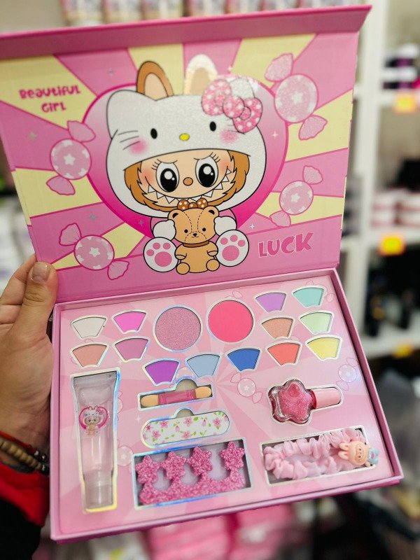 Producto - kit de maquillaje capibara y labubu