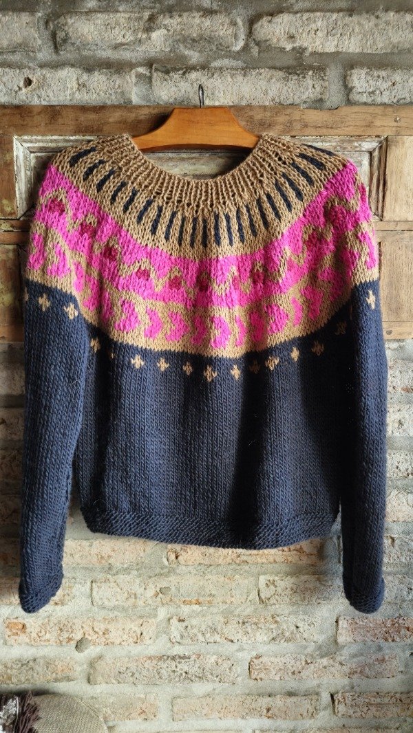 Producto - Sweater base azul marino con guardas en fucsia y camel