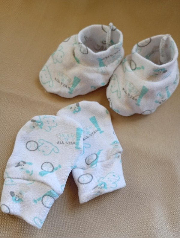 Producto - Conjunto de mitones y escarpines de algodón. 0 - 6 meses