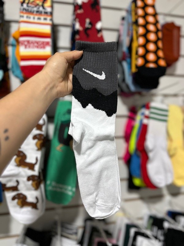 Producto - Nike gris negra