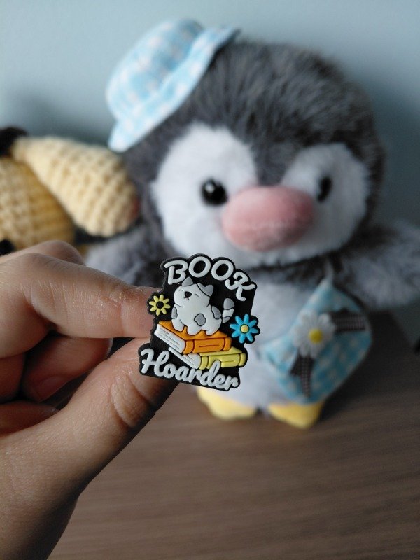 Producto - Pines para ropa - Michis y libros #001