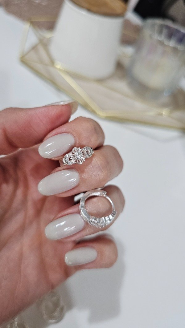 Producto - Aros huggies florcitas caladas con micropave 1,2cm. Plata