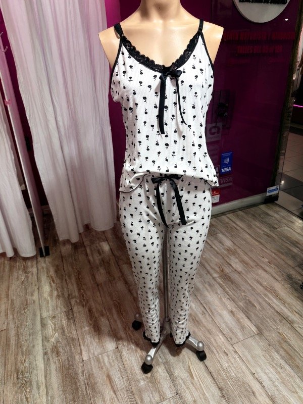 Producto - Pijama flores negras - 1
