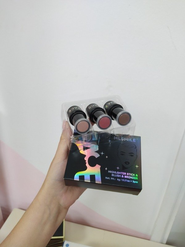 Producto - Rubor, iluminador y bronzer en barra dos modelos