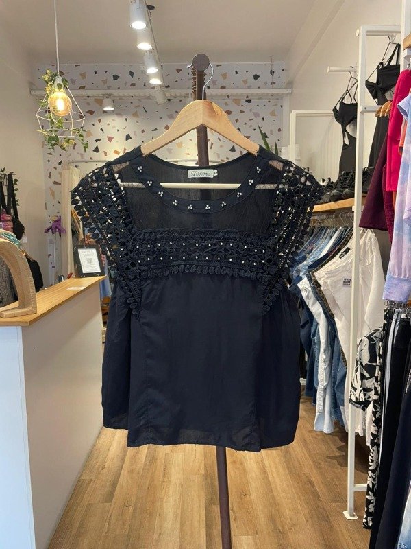 Producto - Remera negra con tachas Lizan talle S/M