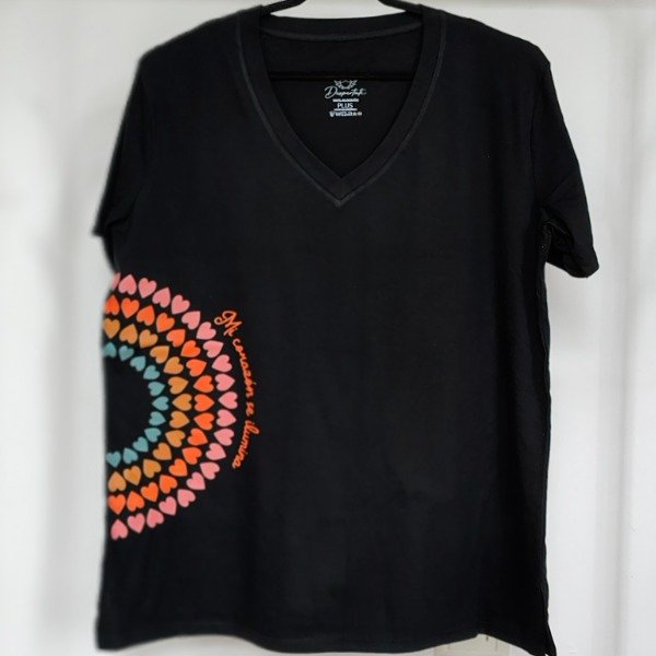 Producto - Remera Arcoiris Plus Escote V Negro