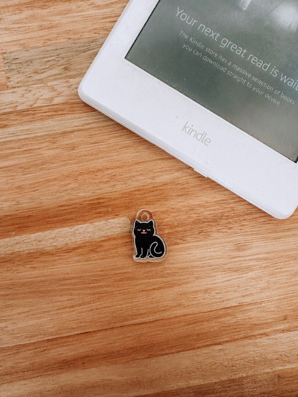 Producto - Gato negro Charm para Kindle o Celu