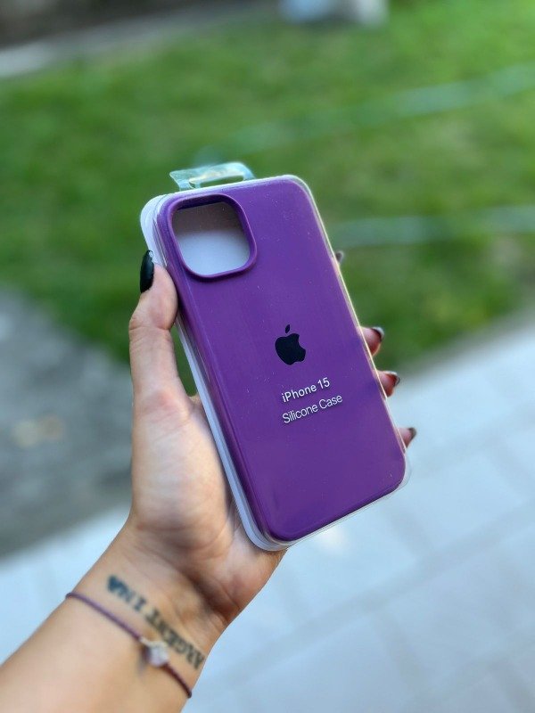 Producto - iph 11 Silicona case violeta con manzanita negra