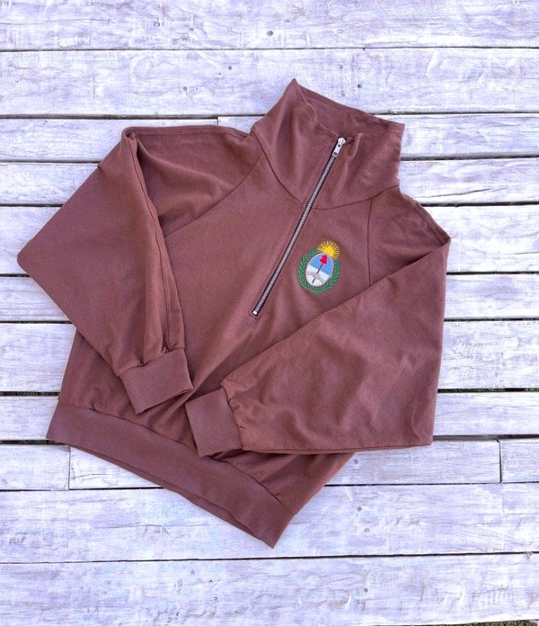 Producto - Buzo con escudo bordado