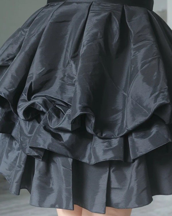 Producto - Vestido clásico negro  con volados - 3