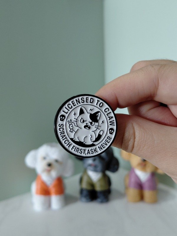 Producto - Pin metalizado - Michi "Licensed to claw / Scratch first, ask never" #3061