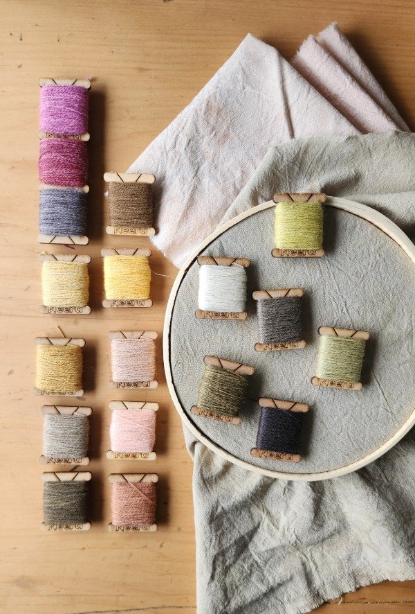 Producto - Kit de la Tierra - 18 colores + bastidor 18cm + paños- Lana CREWEL