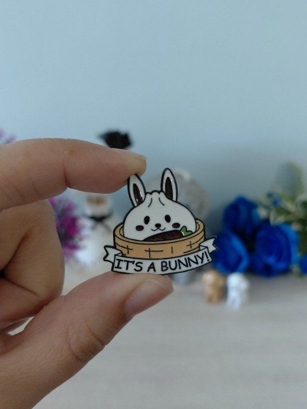 Producto - Pin metalizado - It's a bunny! #0777