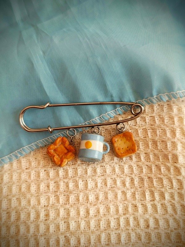 Producto - Broche con tres dijes (mate argentina, criollito y pastelitos)