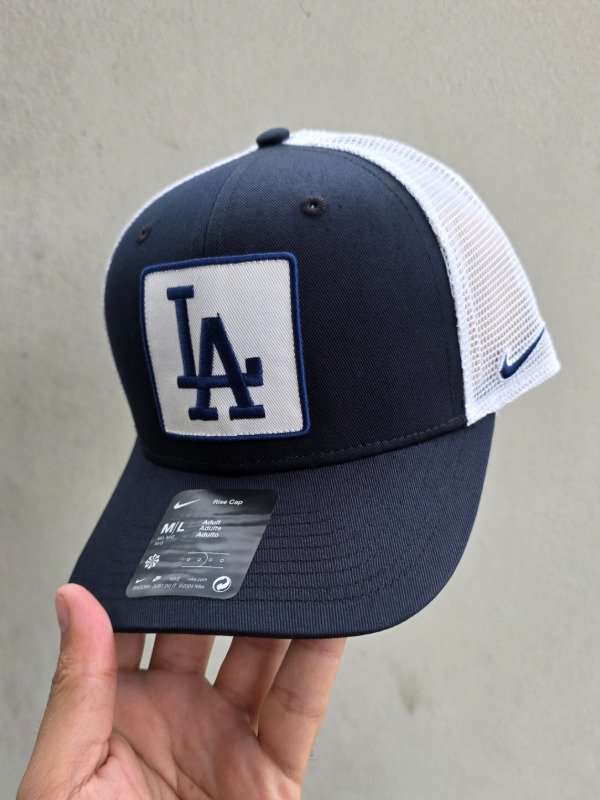 Producto - Los Angeles Dodgers Nike Rise Adjustable Trucker 2025 Talle M/L