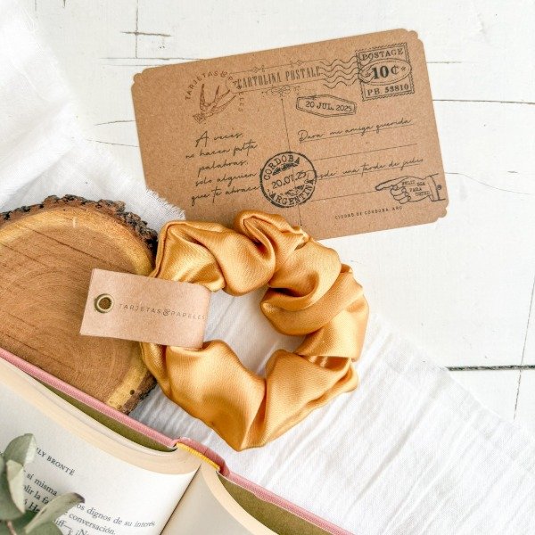 Producto - Scrunchie + Postal Día del Amigo
