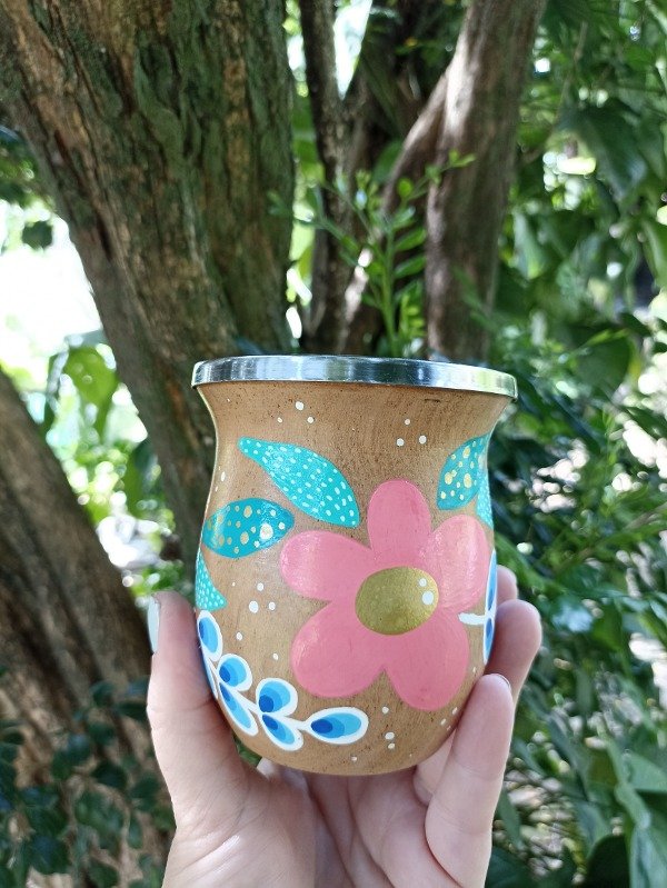 Producto - Mate camionero de algarrobo con virola de acero flores sobre madera - 2