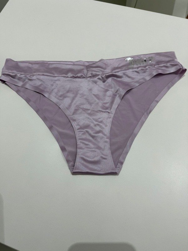 Producto - JUICY COUTURE- Bombacha lila con marca en plateado.
