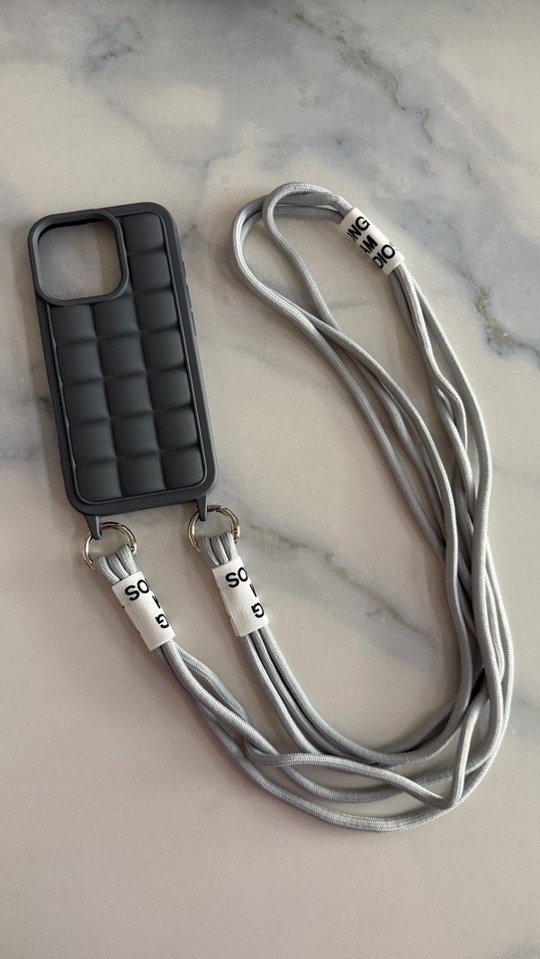 Producto - Funda cuadritos con correa larga Iph 16 pro