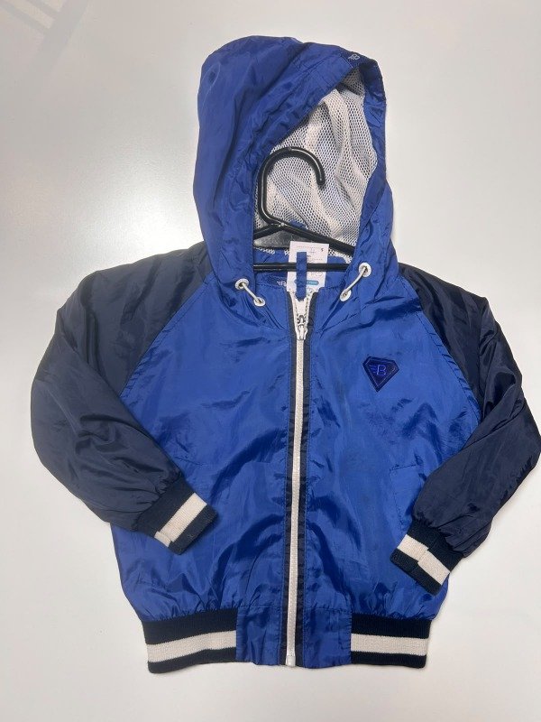 Producto - Campera rompeviento azul con capucha Bender - 1