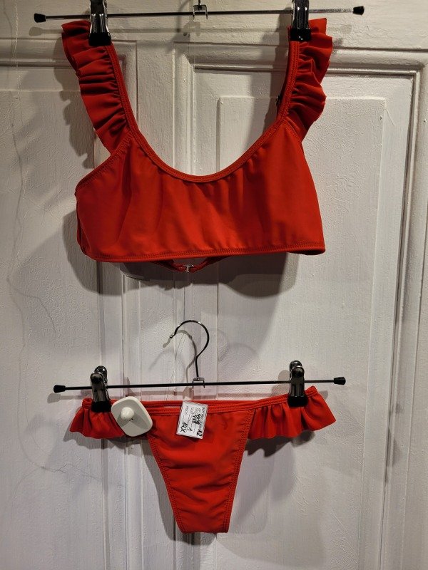 Producto - Bikini FRIDA colorado con volados Talle 1 - PRECIO: 14X