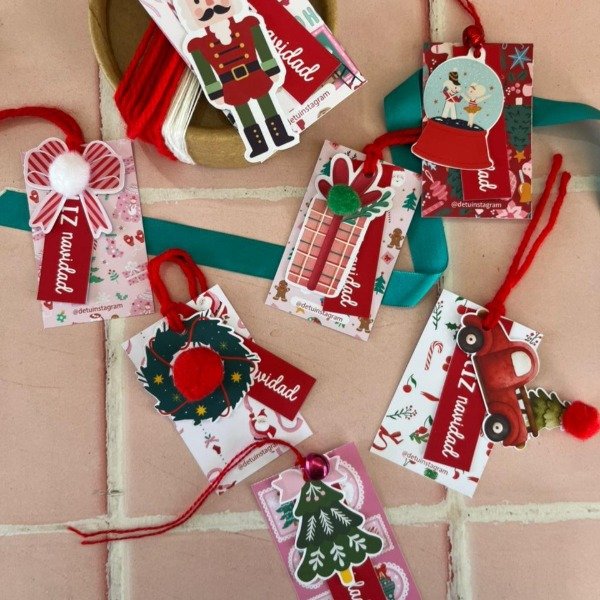 Producto - Tags con detalle pompón y cascabel