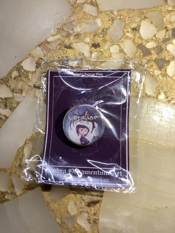Producto - Pin Coraline