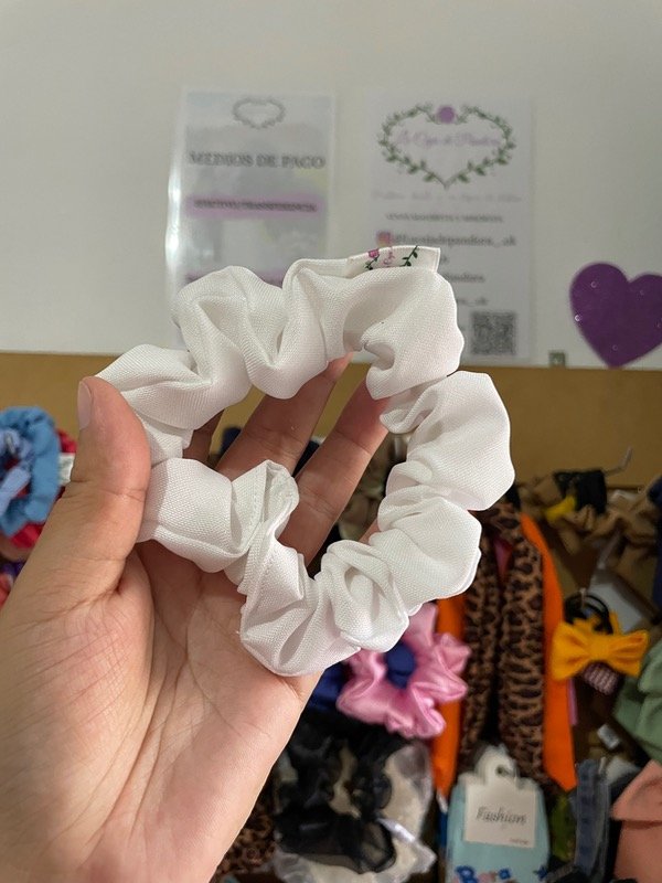 Producto - Scrunchie mini blanca tropical