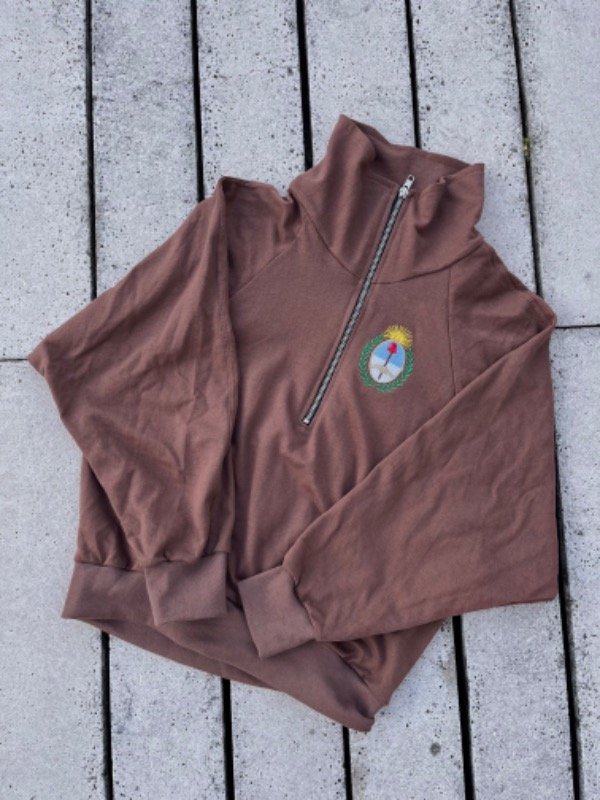 Producto - Buzo con escudo bordado