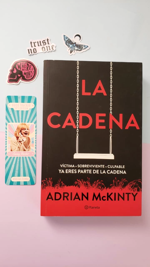 Producto - La Cadena - Adrian McKinty (libro + accesorios)