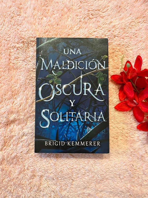 Producto - Una maldición oscura y solitaria - Brigid Kemmerer