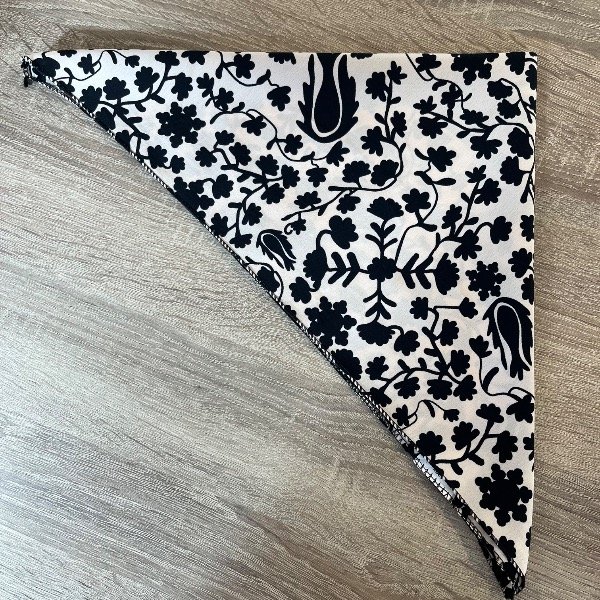 Producto - Pañuelo crema con diseño en negro - 0